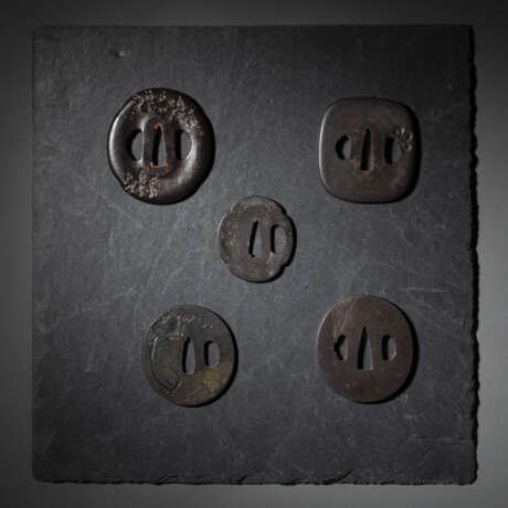 Fünf Tsuba aus Eisen - Foto 2