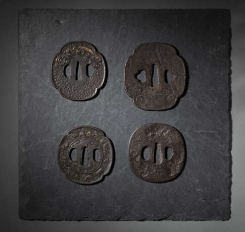 Vier große Tsuba aus Eisen - photo 1