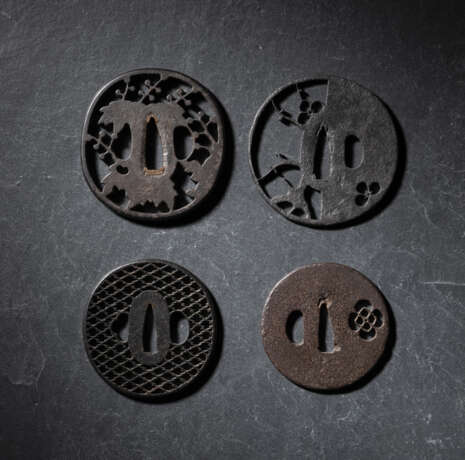 Vier Tsuba aus Eisen - photo 3