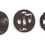 Drei Tsuba, davon zwei aus Eisen und eines aus shakudô - фото 3