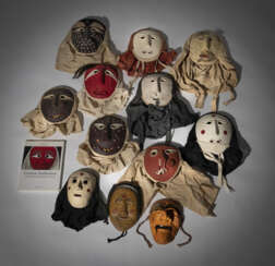 Gruppe von zwölf traditionellen Masken und Buch "Getanzte Karikaturen" von Dieter Eikemeier