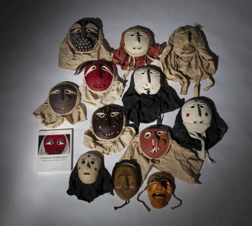 Gruppe von zwölf traditionellen Masken und Buch "Getanzte Karikaturen" von Dieter Eikemeier - Foto 2