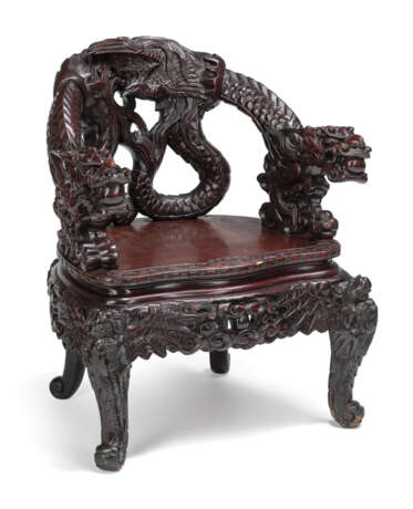 Armlehnstuhl mit in Form von Drachen geschnitzten Lehnen - Foto 1
