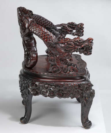 Armlehnstuhl mit in Form von Drachen geschnitzten Lehnen - Foto 3