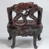 Armlehnstuhl mit in Form von Drachen geschnitzten Lehnen - Foto 4