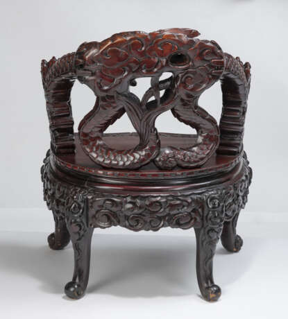 Armlehnstuhl mit in Form von Drachen geschnitzten Lehnen - Foto 4