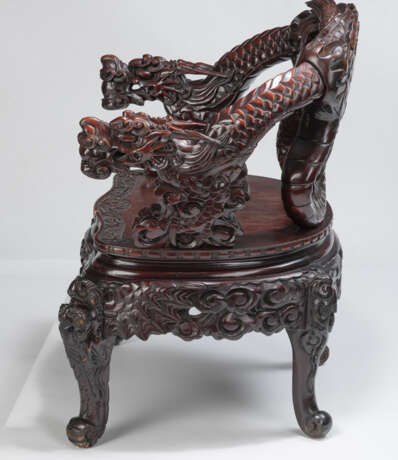 Armlehnstuhl mit in Form von Drachen geschnitzten Lehnen - фото 5