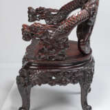 Armlehnstuhl mit in Form von Drachen geschnitzten Lehnen - photo 5