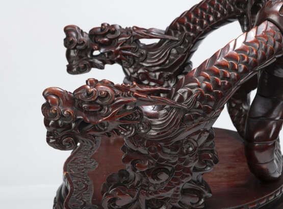Armlehnstuhl mit in Form von Drachen geschnitzten Lehnen - Foto 6