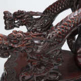 Armlehnstuhl mit in Form von Drachen geschnitzten Lehnen - Foto 7