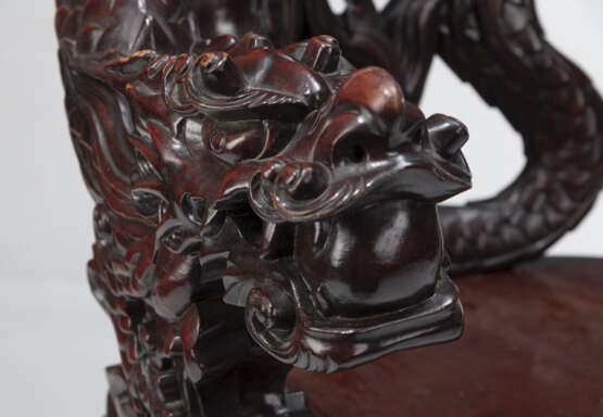 Armlehnstuhl mit in Form von Drachen geschnitzten Lehnen - Foto 8