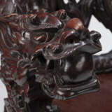 Armlehnstuhl mit in Form von Drachen geschnitzten Lehnen - Foto 8