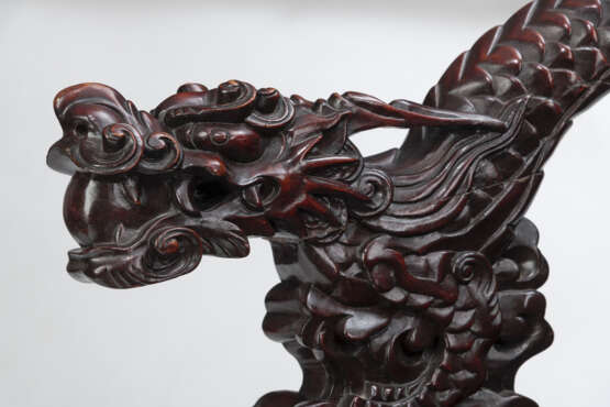 Armlehnstuhl mit in Form von Drachen geschnitzten Lehnen - Foto 9