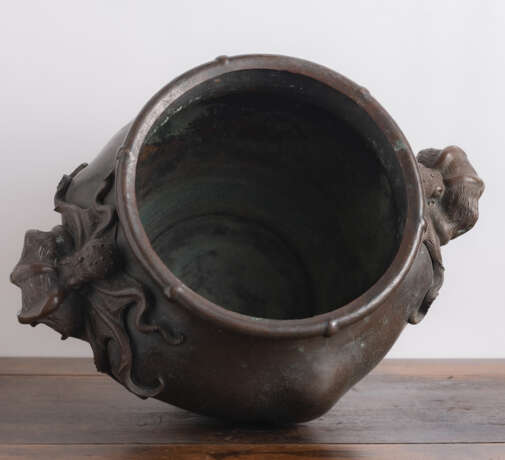 Cachepot aus Bronze mit Oktopus-Handhaben - фото 5