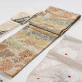 Gruppe von vier Kimonos aus Seide - Foto 2