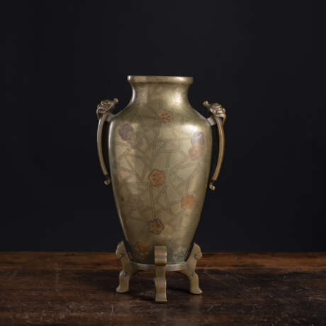 Vierfüßige Bronzevase mit eingelegtem Dekor im Stil von gebrochenem Eis - photo 1
