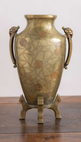 Vierfüßige Bronzevase mit eingelegtem Dekor im Stil von gebrochenem Eis - фото 3