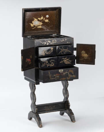 Nähkästchen aus Holz auf Stand mit schwarzer Lackfassung und floralem Dekor - Foto 3
