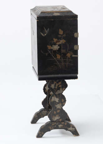 Nähkästchen aus Holz auf Stand mit schwarzer Lackfassung und floralem Dekor - фото 6