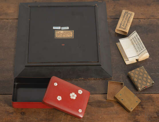 Quadratisches Tablett mit Reliefdekor, zwei Lack-Deckeldosen und ein Sutra - Foto 2