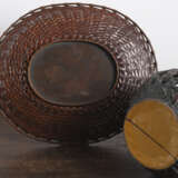 Vase aus Bronze in Form eines Ikebana-Korbs und Zierplatte aus Buntmetall mit geflochtenem Rand und Vogeldekor - photo 2