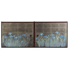 Paar Schiebetüren mit Papierbespannung und Dekor von blühenden Iris in Holzrahmen mit brauner Lackfassung und Metallgriffen