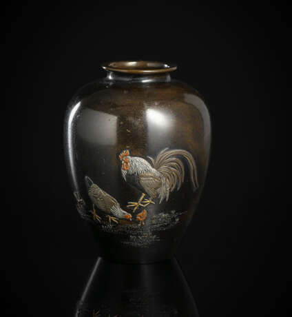 Gebauchte Vase aus Bronze mit Dekor von Hahn und Henne mit Kücken in íro-e takazogan - photo 1
