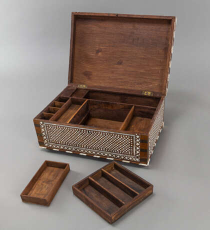 Kassette aus Holz mit Elfenbein-Einlagen und Metallbeschlägen, innen eingerichtet - фото 3