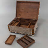Kassette aus Holz mit Elfenbein-Einlagen und Metallbeschlägen, innen eingerichtet - photo 3