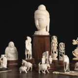 Konvolut Elfenbein-Objekte, u.a. Buddhakopf, Gottheiten, Tiere, Serviettenringe, kleine Brieföffner - photo 3