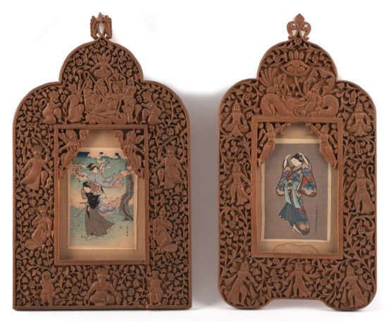 Zwei fein geschnitzte Rahmen u.a. mit Apsaras, Ganesha und weiteren hinduistischen Gottheiten zwischen Blüten und Rankwerk aus Sandelholz - фото 1