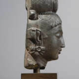 Kopf einer weiblichen Gottheit aus Stein - фото 2