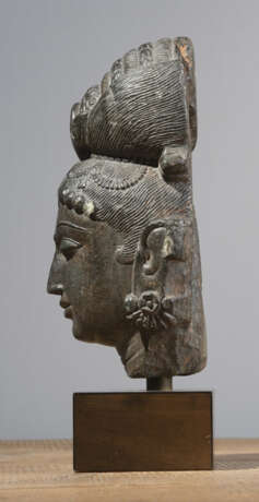 Kopf einer weiblichen Gottheit aus Stein - photo 4