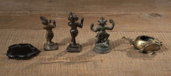 Figurengruppe aus Bronze mit Darstellungen von Krishna u. a. sowie ein kleiner Pinselwascher - Foto 2