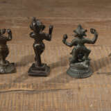 Figurengruppe aus Bronze mit Darstellungen von Krishna u. a. sowie ein kleiner Pinselwascher - фото 2