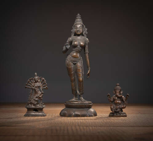 Drei Bronzefiguren der Lakshmi, Ganesha und Durga - фото 1