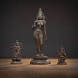 Drei Bronzefiguren der Lakshmi, Ganesha und Durga - фото 1