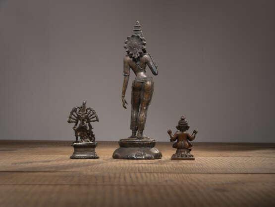 Drei Bronzefiguren der Lakshmi, Ganesha und Durga - фото 3