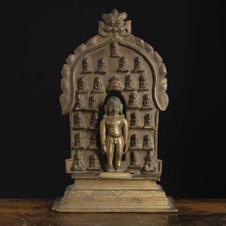 Dreiteiliger Jain-Altar aus Bronze mit stehendem Thirthankara umgeben von 25 sitzenden Thirthankaras - photo 1