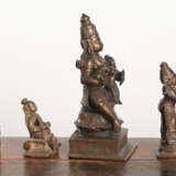 Vier Bronzen des Vishnu mit Lakshmi, Rama, Gottheit in vajrasana auf einem Podest und Ganesha - Foto 2