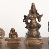 Vier Bronzen des Vishnu mit Lakshmi, Rama, Gottheit in vajrasana auf einem Podest und Ganesha - photo 3