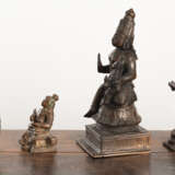 Vier Bronzen des Vishnu mit Lakshmi, Rama, Gottheit in vajrasana auf einem Podest und Ganesha - photo 4