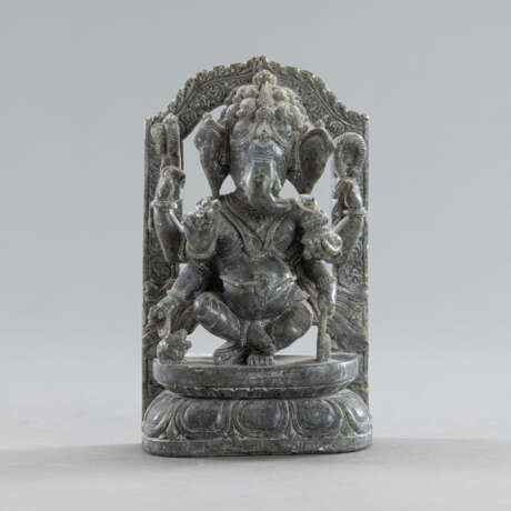 Ganesha aus Speckstein auf einem Lotos stehend - Foto 1
