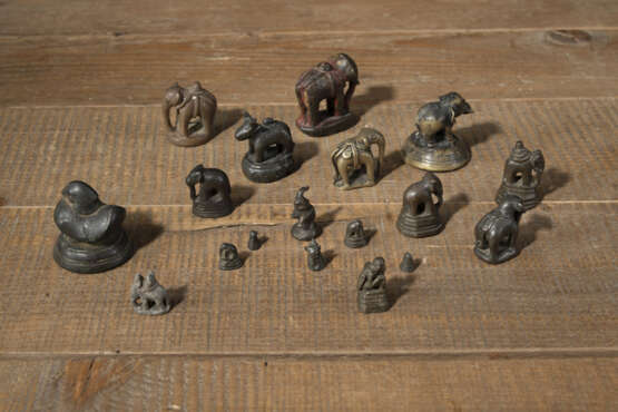 Gruppe von Opiumgewichten in Form von Elefanten, einem Stier und einem Affen - photo 2