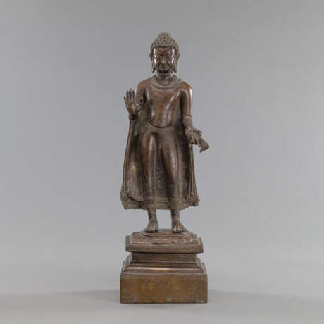 Bronze des Buddha auf einem Lotossockel stehend - photo 1