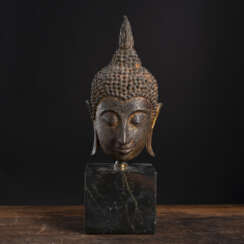 Kopf des Buddha aus Bronze auf einem Sockel