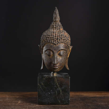 Kopf des Buddha aus Bronze auf einem Sockel - photo 1