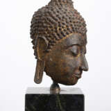 Kopf des Buddha aus Bronze auf einem Sockel - Foto 2