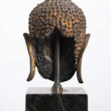 Kopf des Buddha aus Bronze auf einem Sockel - фото 3