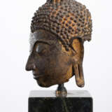 Kopf des Buddha aus Bronze auf einem Sockel - фото 4